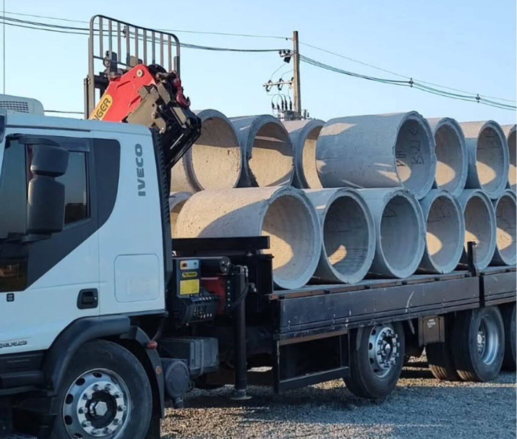 Caminhão da Continuum Concreto em deslocamento para entrega de pré-moldados.