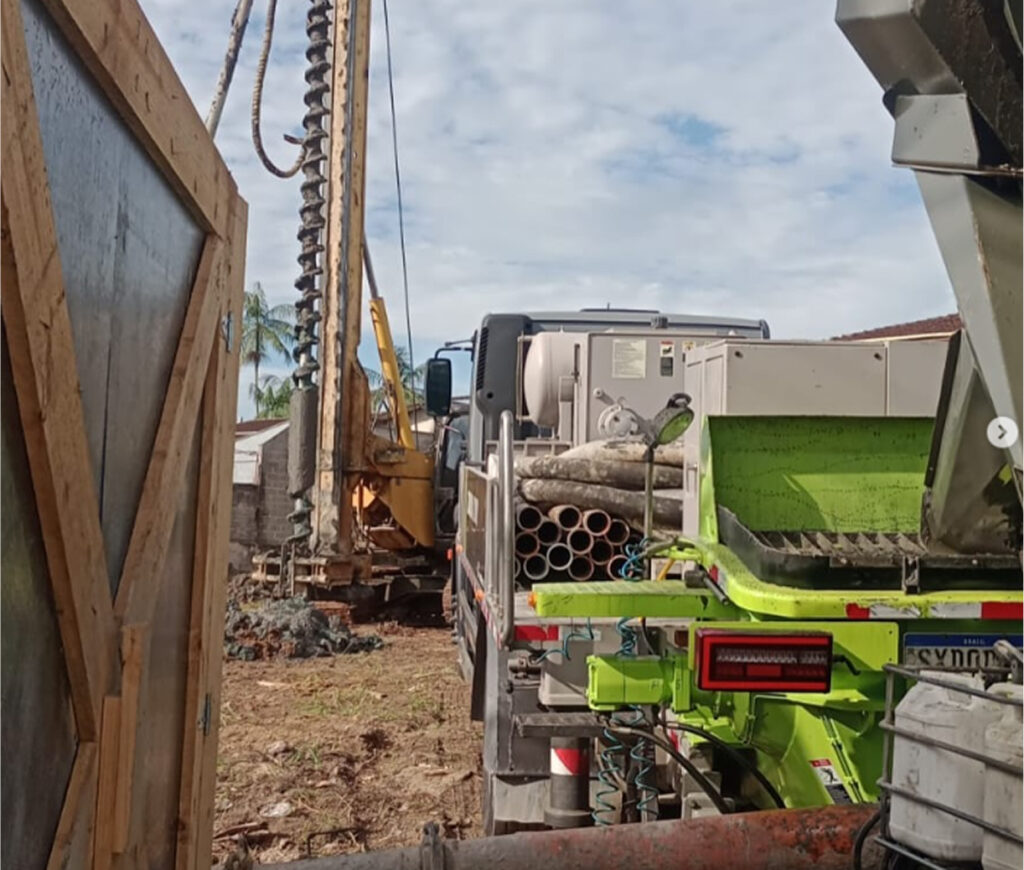 Caminhão betoneira da Continuum Concreto realizando entrega de concreto em obra.