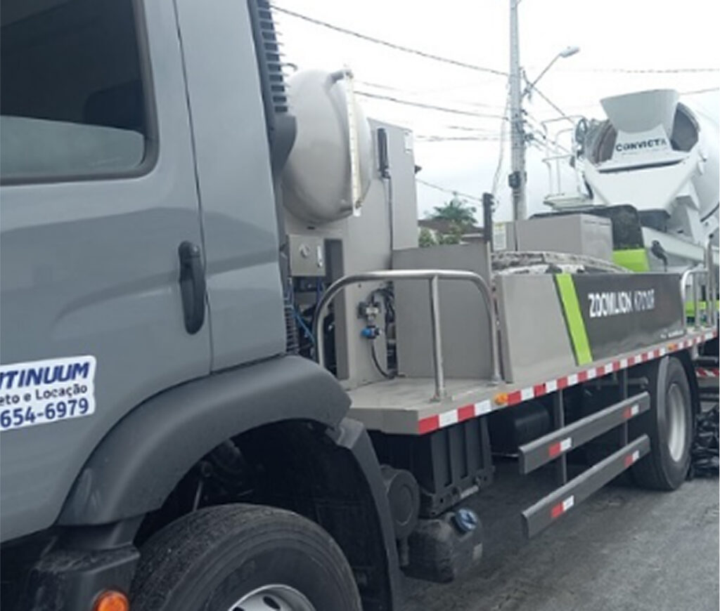 Frota de caminhões da Continuum Concreto estacionada no pátio da fábrica em Joinville – SC.
